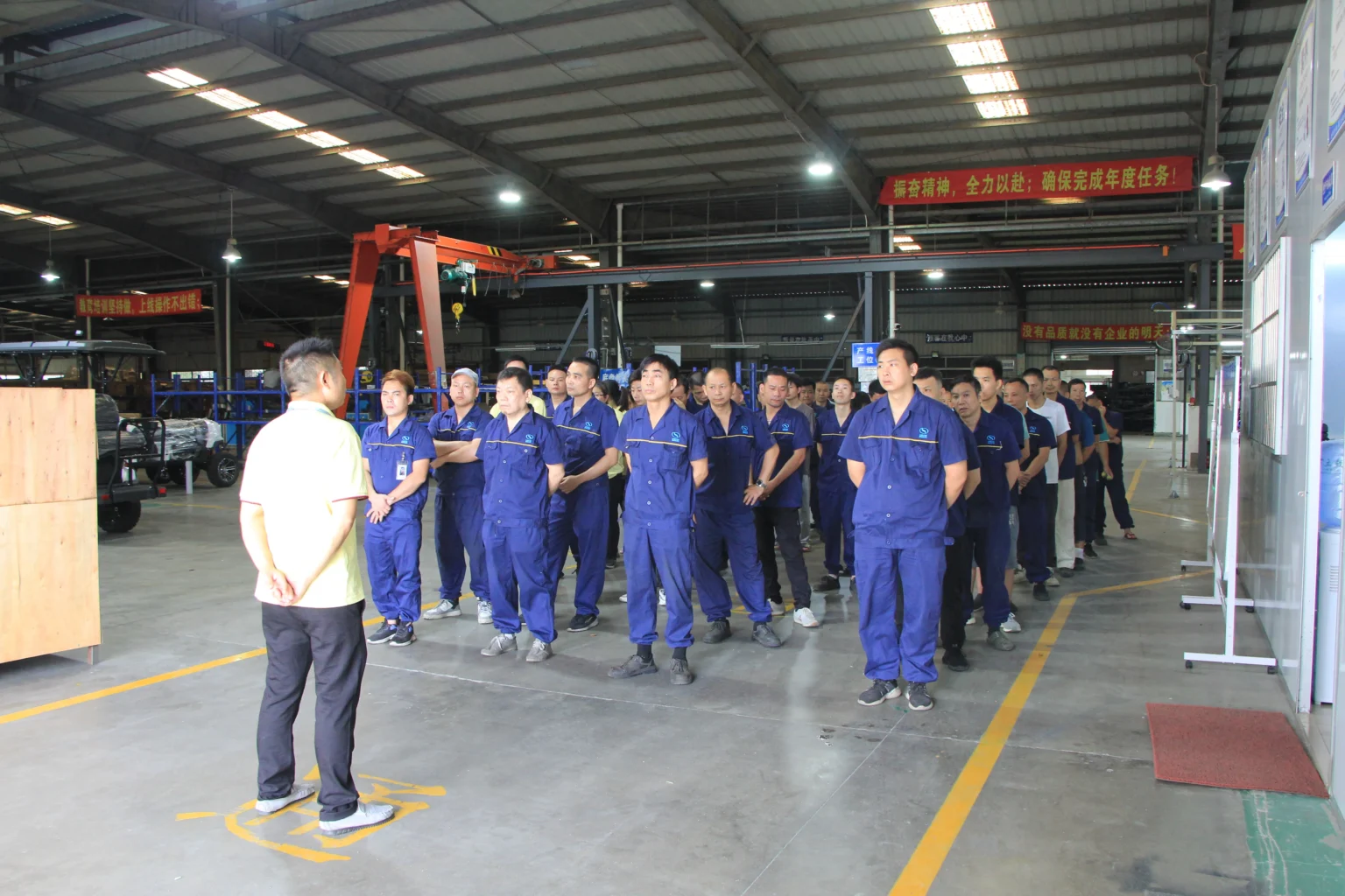 Equipe de produ&ccedil;&atilde;o de montagem